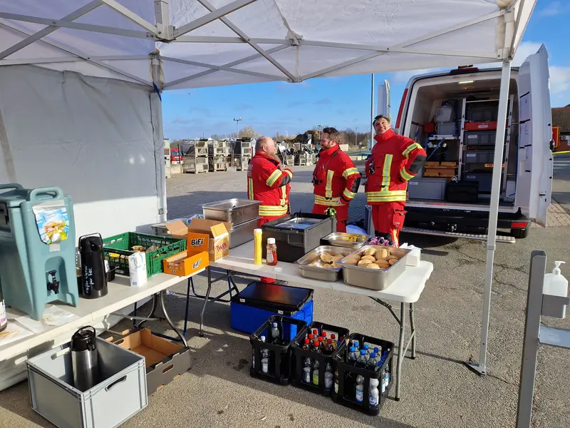 Fachgruppe Transport: Unterstützung bei Einsatzverpflegung und Bereitstellung Wechselladerfahrzeug mit Sonderlöschmitteln